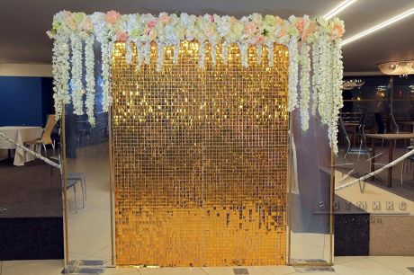 Фотозона "Золотые пайетки" с зеркалами и гирляндой из цветов