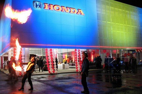 Вход, зал и сцена оформлены шарами, тканями и баннерами в стиле компании &quot;Хонда&quot;