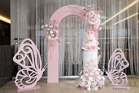 Фотозона "Розовая арка с тортиком"