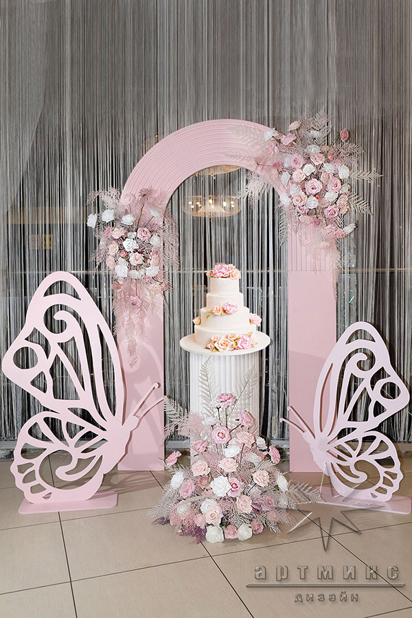 Фотозона "Розовая арка с тортиком"
