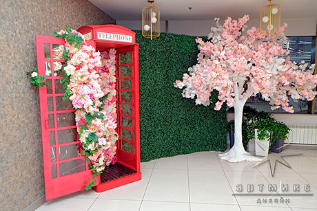 Фотозона "Телефонная будка с цветами"