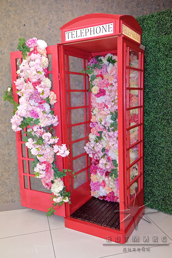 Фотозона "Красная телефонная будка с цветами"