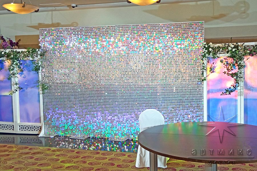 Фотозона из перламутровых пайеток с ширмами и цветочными композициями