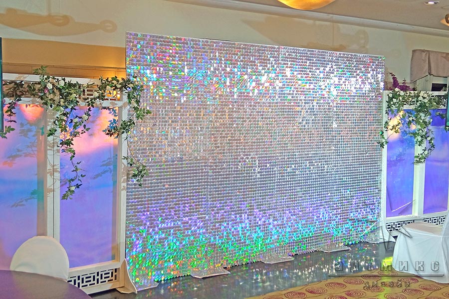 Фотозона из перламутровых пайеток с ширмами и цветочными композициями