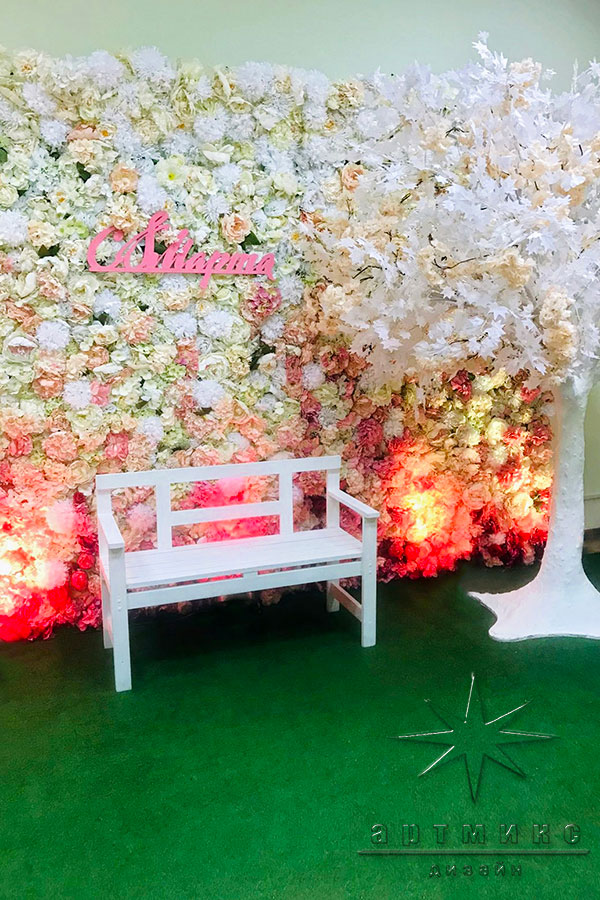 Панно из текстильных цветов с деревом и скамейкой на 8 Марта