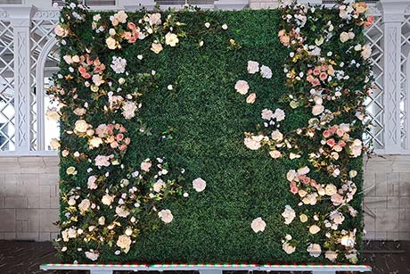 Фотозона "Самшит с букетами из цветов"