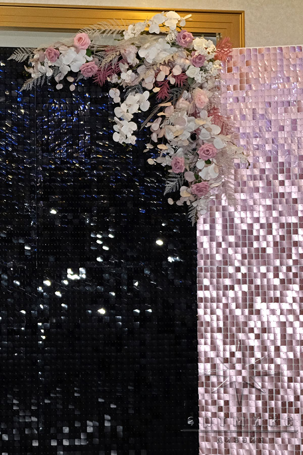 Фотозона пайетки пыльно-розовые и чёрные с декоративными цветами