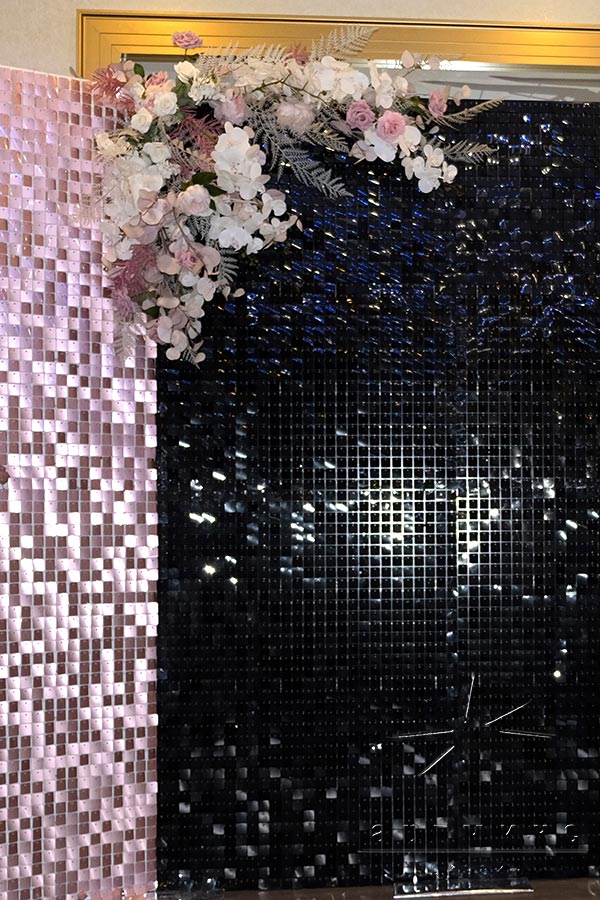 Фотозона пайетки пыльно-розовые и чёрные с декоративными цветами