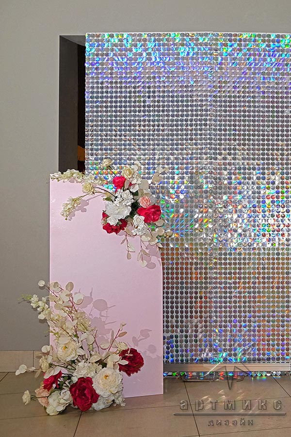 Фотозона "Арт-пайетки с цветочным панно и полукруглыми панелями"