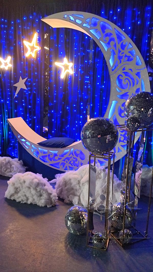 Новогодняя декорация "Месяц" и диско шары на стойках