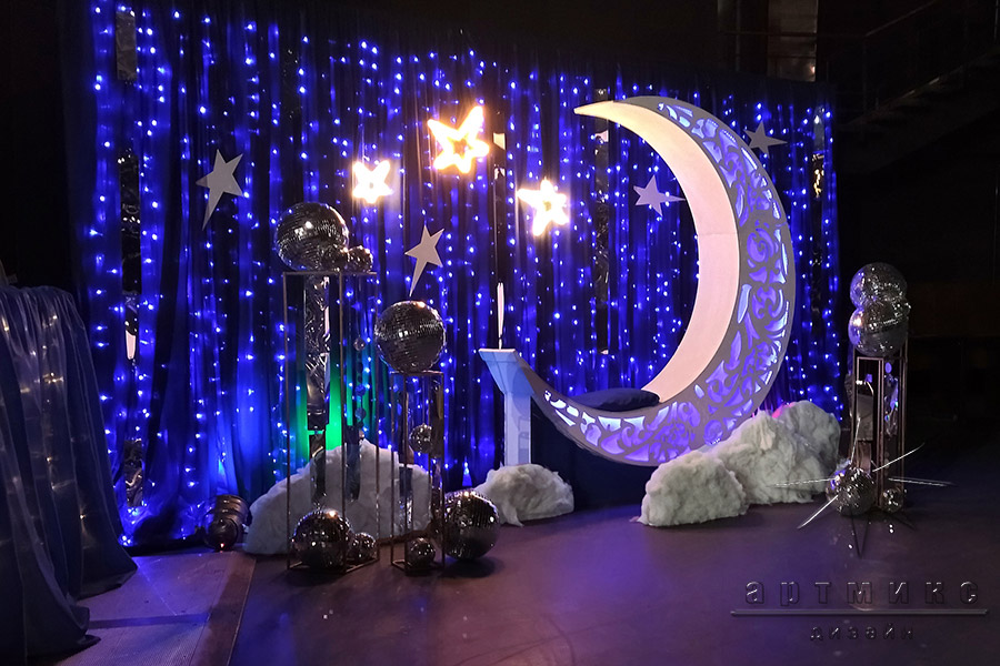 Новогодняя декорация "Месяц" и диско шары на стойках