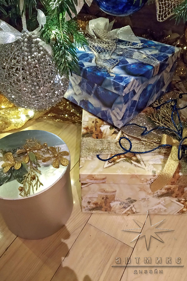 Новогоднее оформление интерьера в синем и золотом цвете