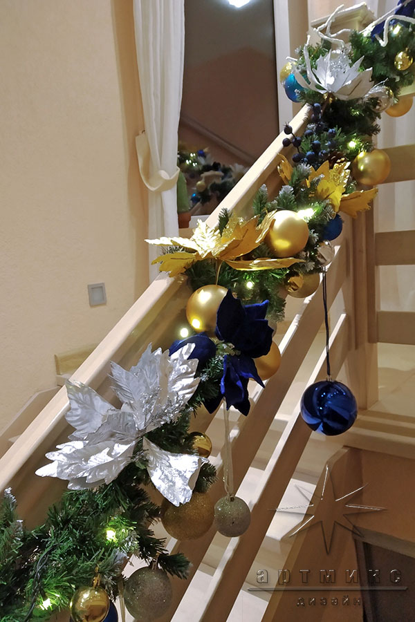 Новогоднее оформление интерьера в синем и золотом цвете