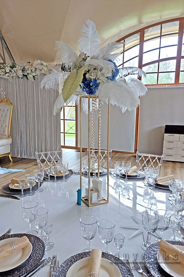 Композиции на столы гостей с перьями в бело - голугом цвете