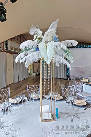 Композиции на столы гостей с перьями в бело - голугом цвете