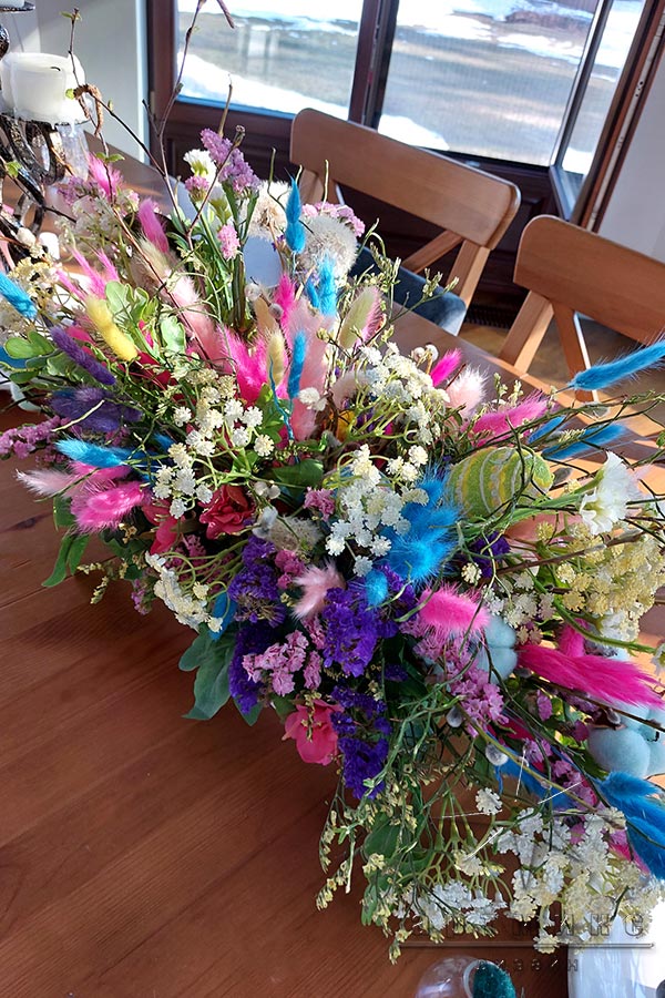 Яркие и воздушные цветы в украшении зала на день рождения