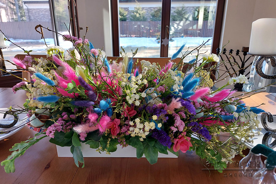 Яркие и воздушные цветы в украшении зала на день рождения