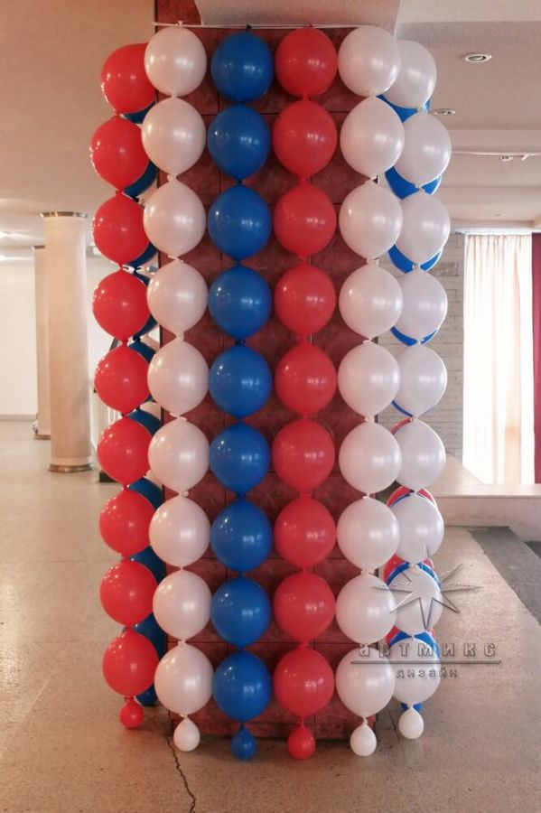 Торжественное мероприятие украшено воздушными шарами, тканями и светом в ДК имени Газа