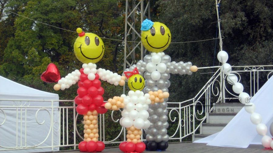 Оформление уличной сцены тканями, воздушными шарами и фигурами из шаров в парке ЦПКиО на фестиваль 