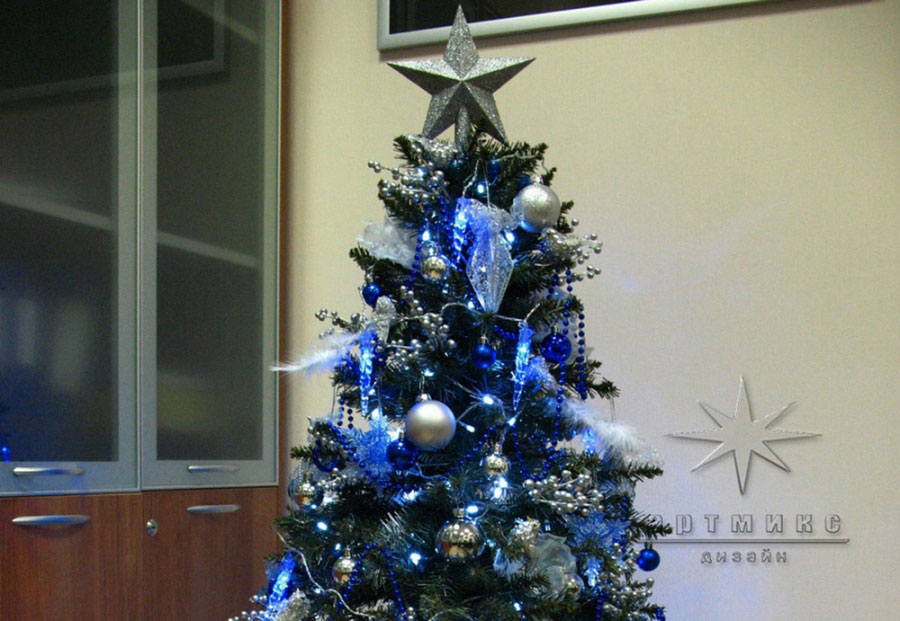 Фото в материал Новогоднее оформление Ёлки в синем цвете
