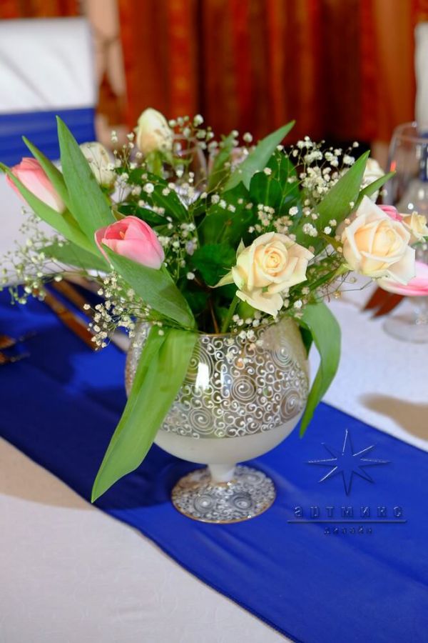 Синий цвет и букеты из цветов на столе гостей для украшения зала