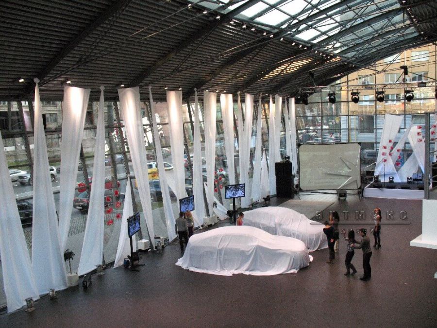 Торжественное оформление зала в автосалоне для презентации новой модели "Audi"