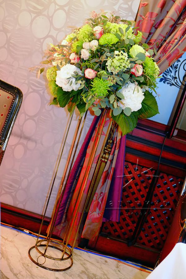 Персональные бонбоньерки, рамочки и стойки для цветов в оформлении зала