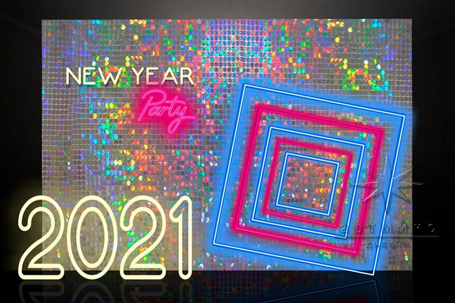 Фотозоны из пайеток с неоновыми надписями и объектами к Новому году