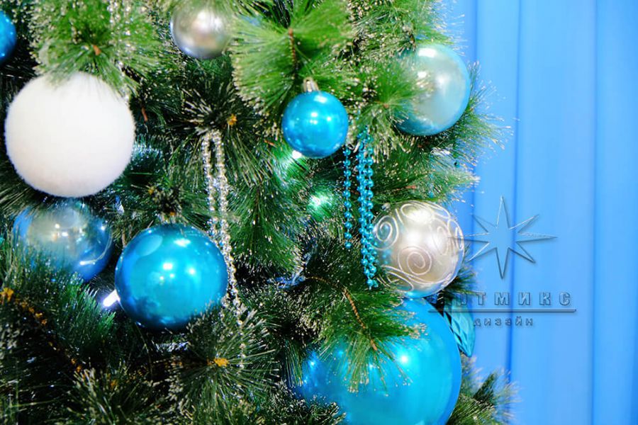 Синие, белые и голубые элементы в декоре новогодних ёлочек