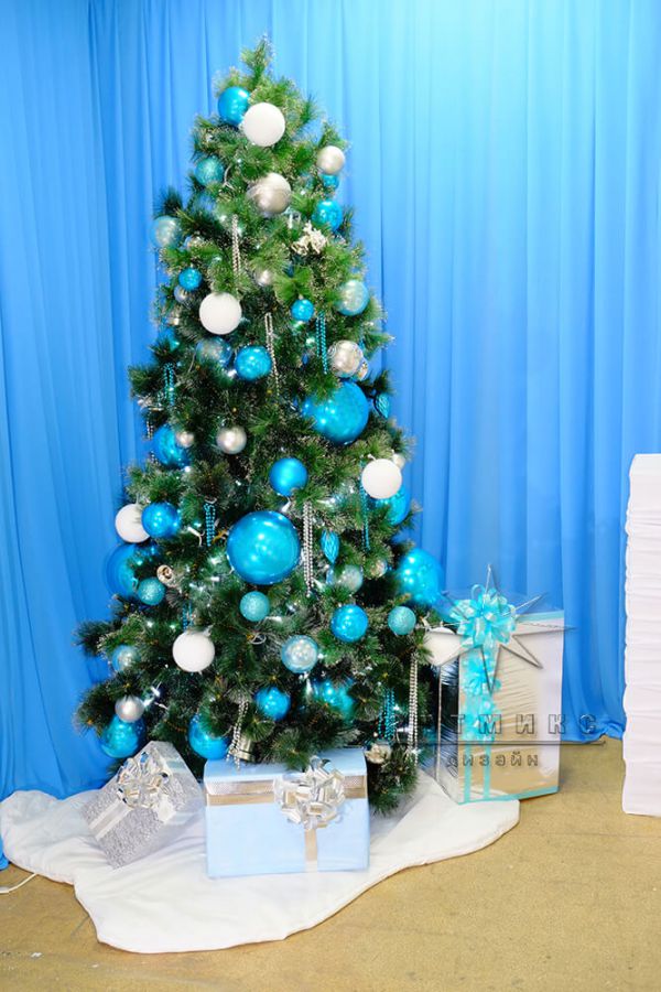 Синие, белые и голубые элементы в декоре новогодних ёлочек