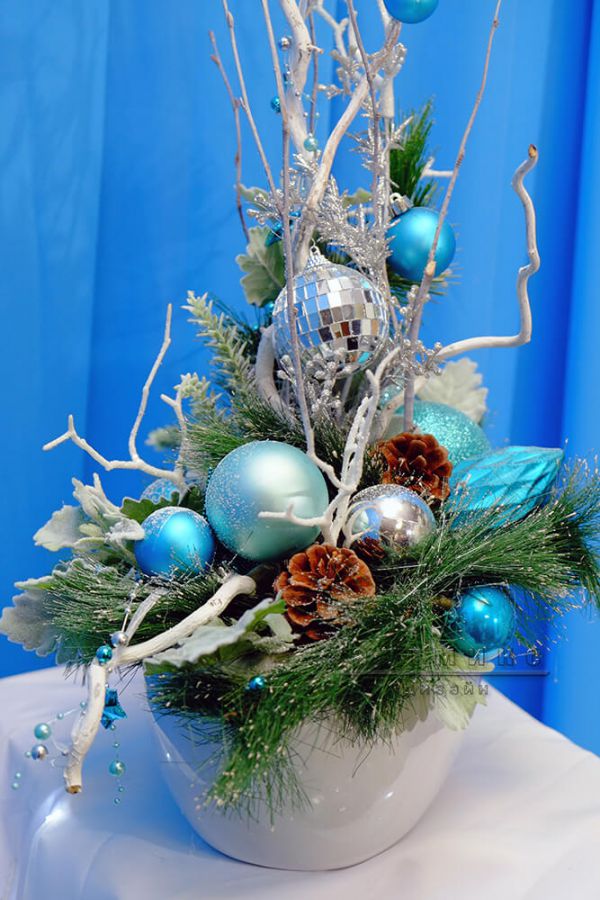 Новогодние композиции в голубых оттенках с шишками и ёлочным декором