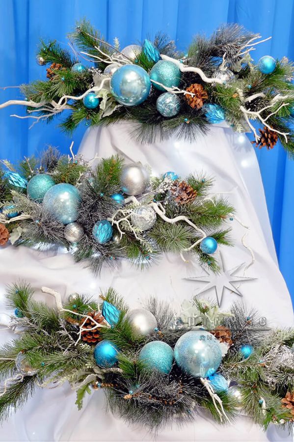 Новогодние композиции в голубых оттенках с шишками и ёлочным декором