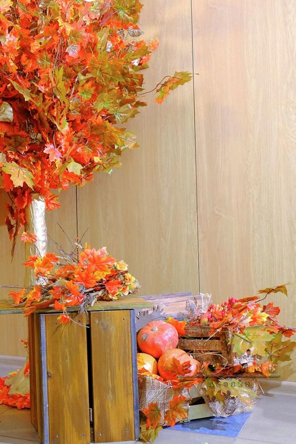 Декорация дерево с осенней листвой