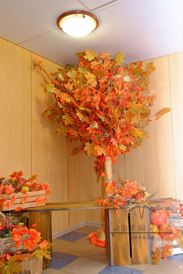 Декорация дерево с осенней листвой
