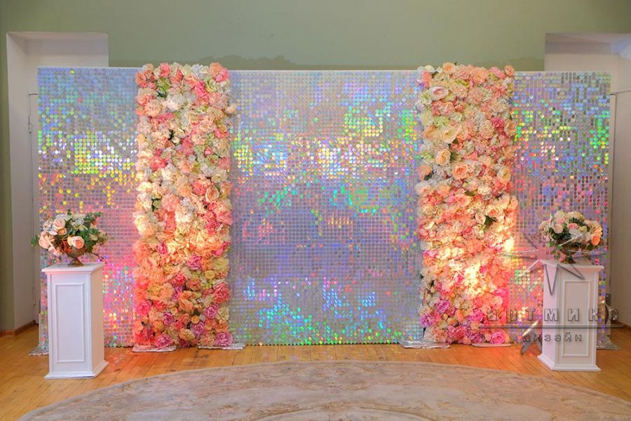 Блестящая фотозона из переливающихся пайеток и цветов в Особняке Брюллова