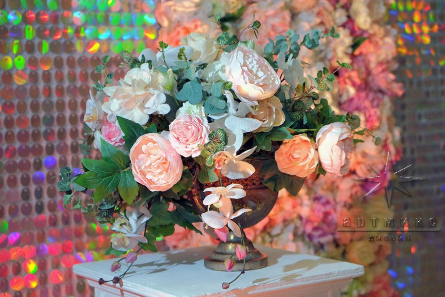 Блестящая фотозона из переливающихся пайеток и цветов в Особняке Брюллова