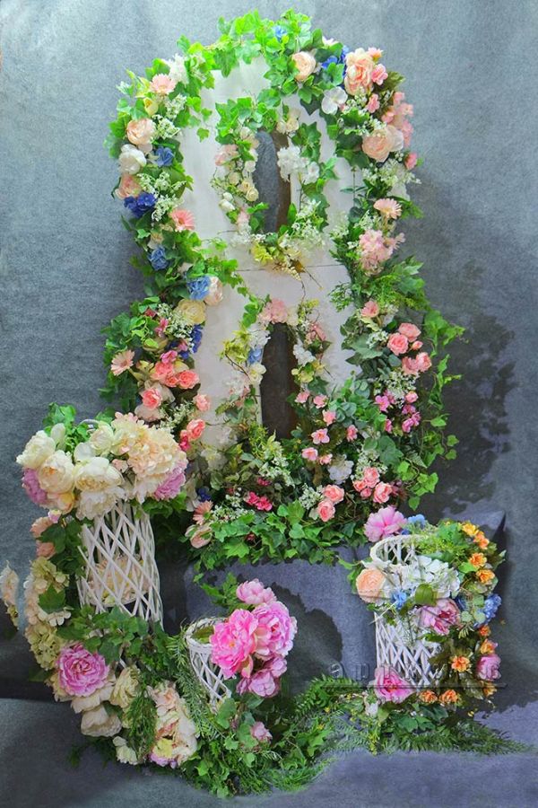 Фотозона на 8 марта "Цифра 8" с цветами на фоне блеска