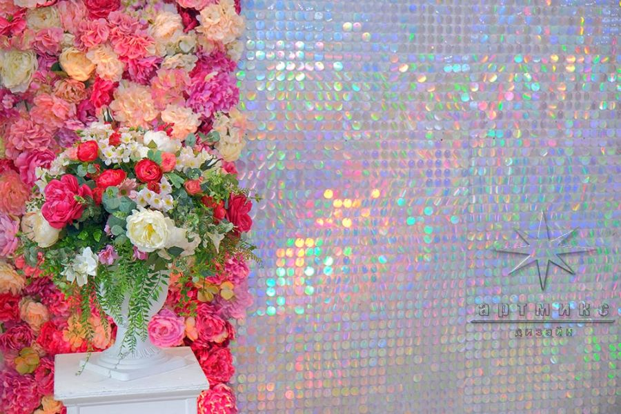 Фотозона из пайеток с ярким цветочным панно