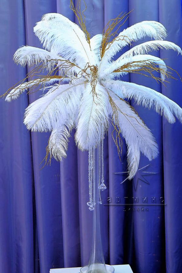 Страусиные перья в высоких вазах для оформления праздничных столов на Новый год