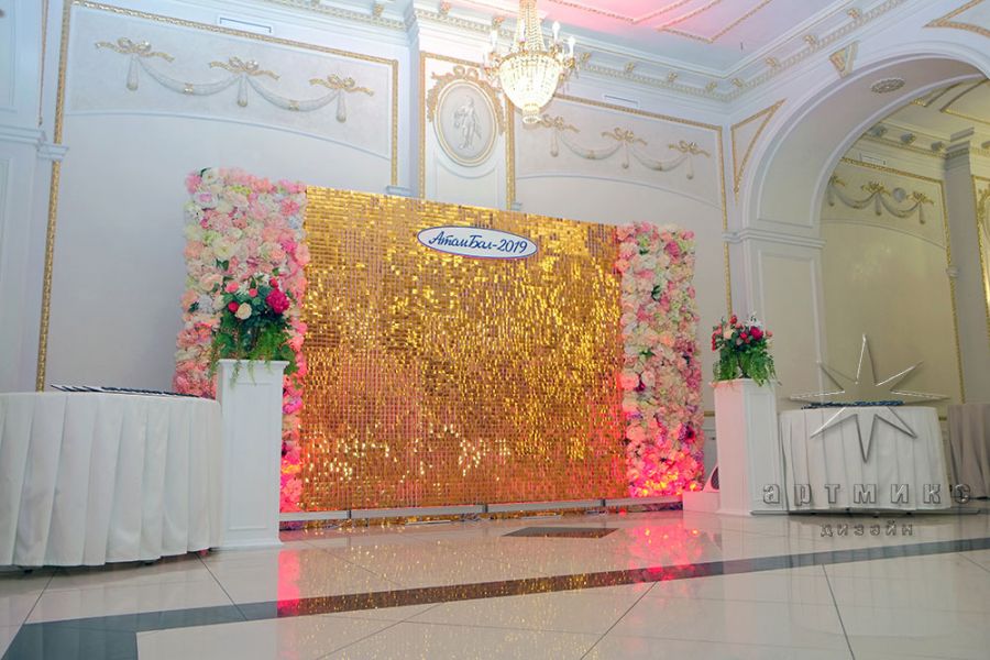 Оформление фона из динамических пайеток и с цветочным панно во дворце Сюзора