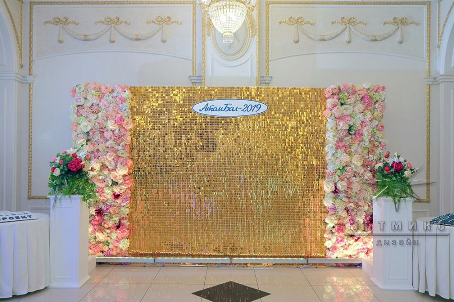 Оформление фона из динамических пайеток и с цветочным панно во дворце Сюзора