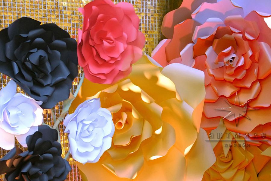 Фотозоны из динамических пайеток с большими цветами