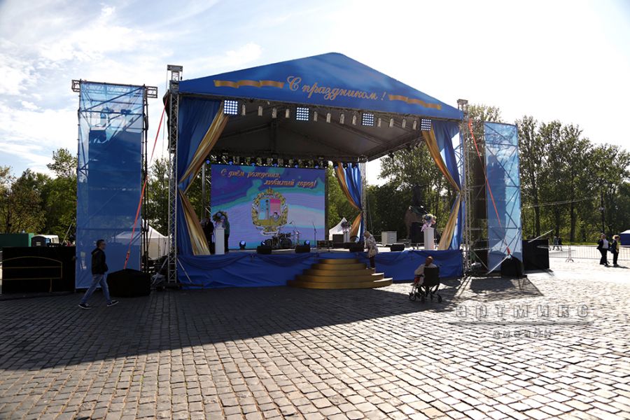Декоративное оформление баннерами, тканями и цветами уличной сцены праздника "День Города Кронштадта"
