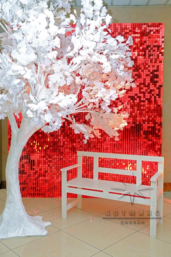 Фотозона "Динамические красные пайетки с деревом и скамеечкой"