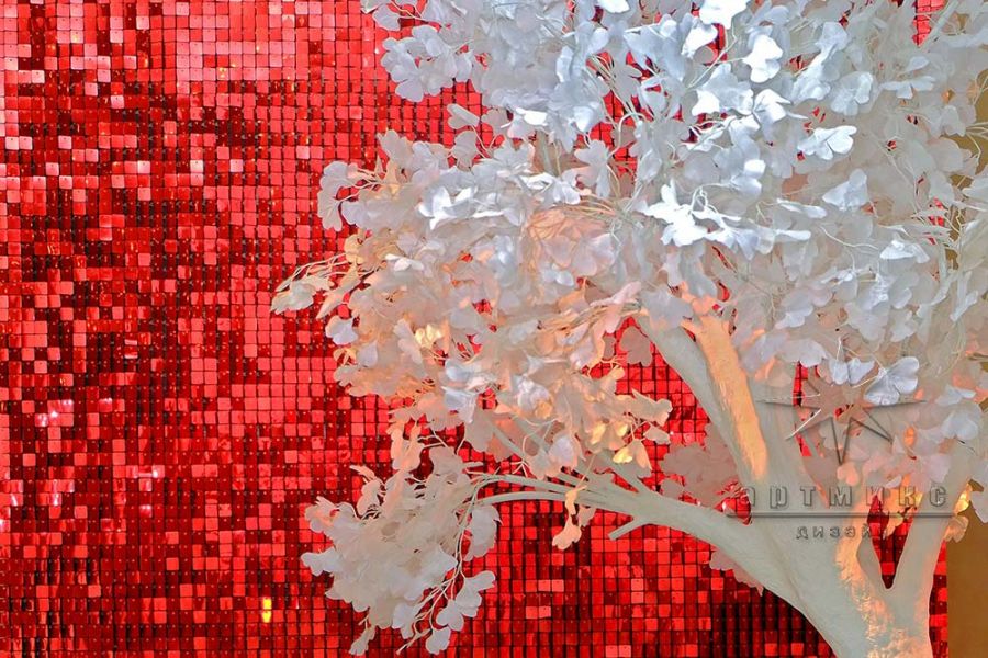 Фотозона "Динамические красные пайетки с деревом и скамеечкой"
