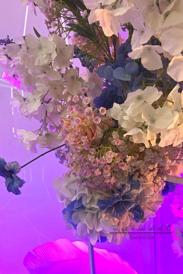 Фотозона "Белый акрил с композициями из цветов на вертикальных прозрачных колонах"