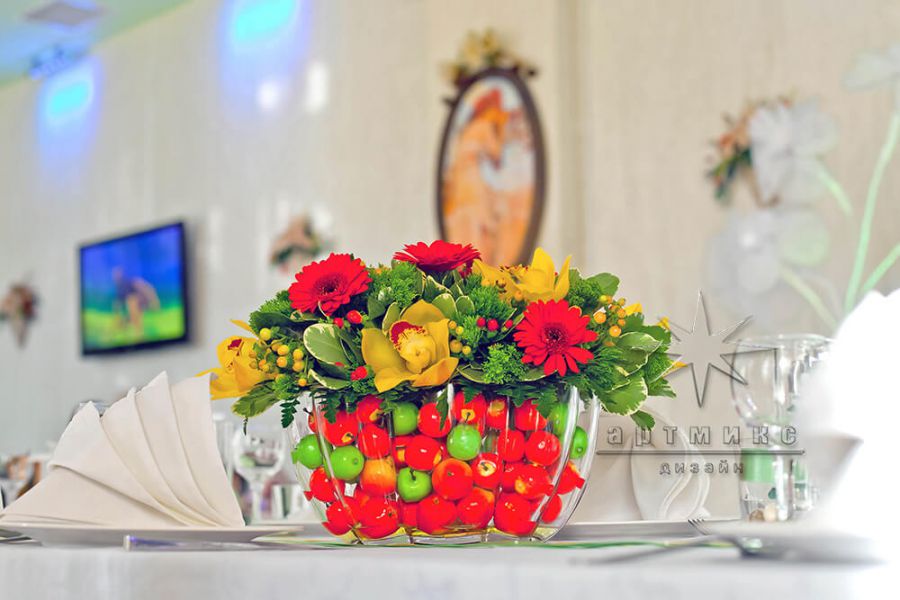 Яркое оформление стола цветочными композициями