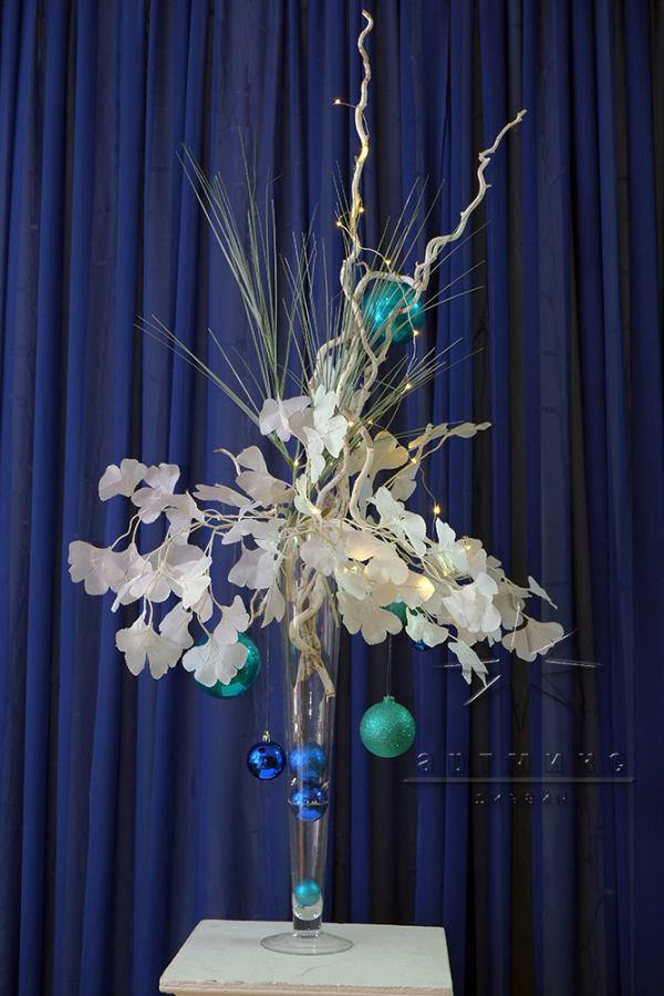 Светящая новогодняя композиция с декоративными веточками Гинкго Билоба