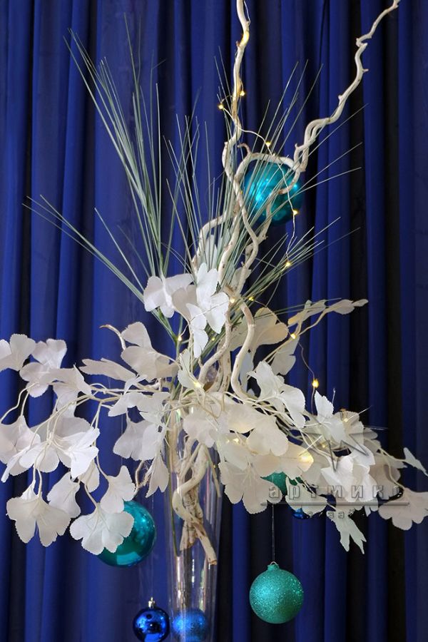 Светящая новогодняя композиция с декоративными веточками Гинкго Билоба