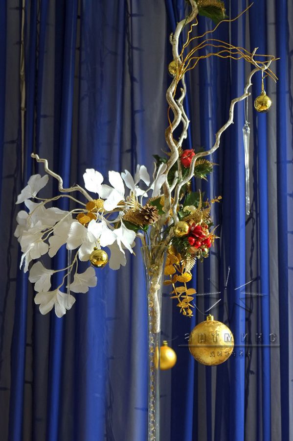 Ваза из прозрачного стекла с золотым новогодним декором и декоративными веточками Гинкго